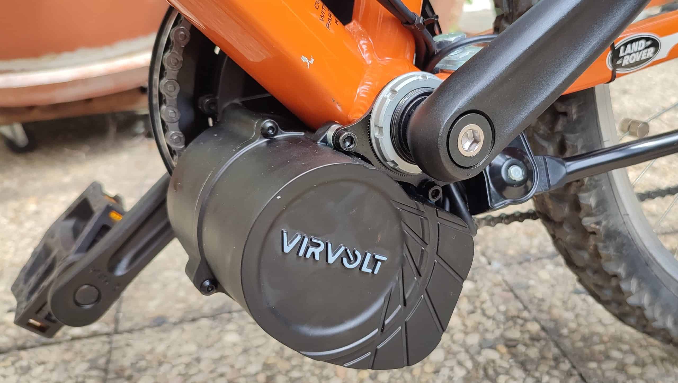 Moteur électrique Virvolt fixé dans le pédalier du vélo.