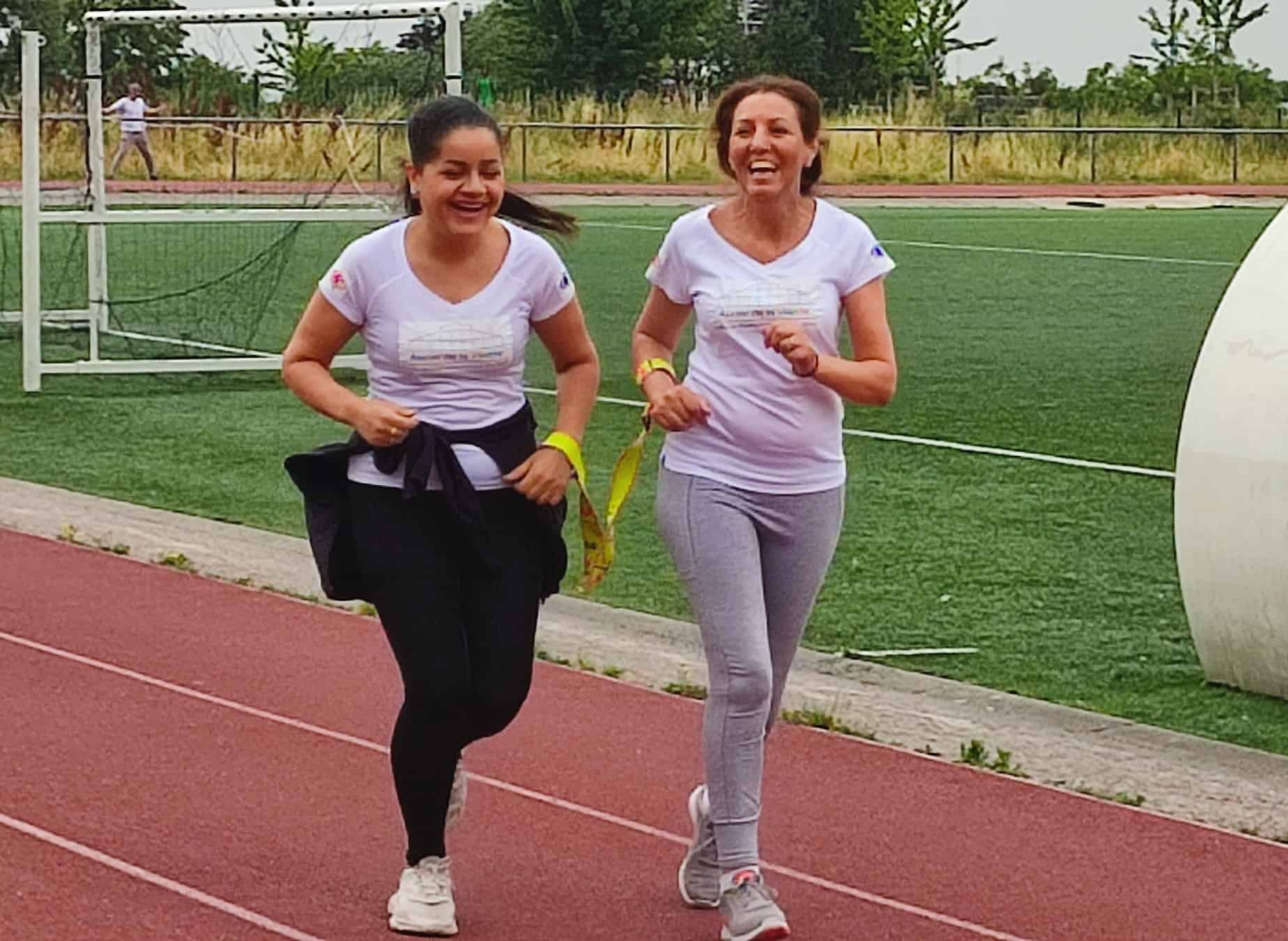 Photo de Yosra et Bouchra en duo à l'arrivée de la course matinale au Citizen Day L'Oréal du 29 juin 2023