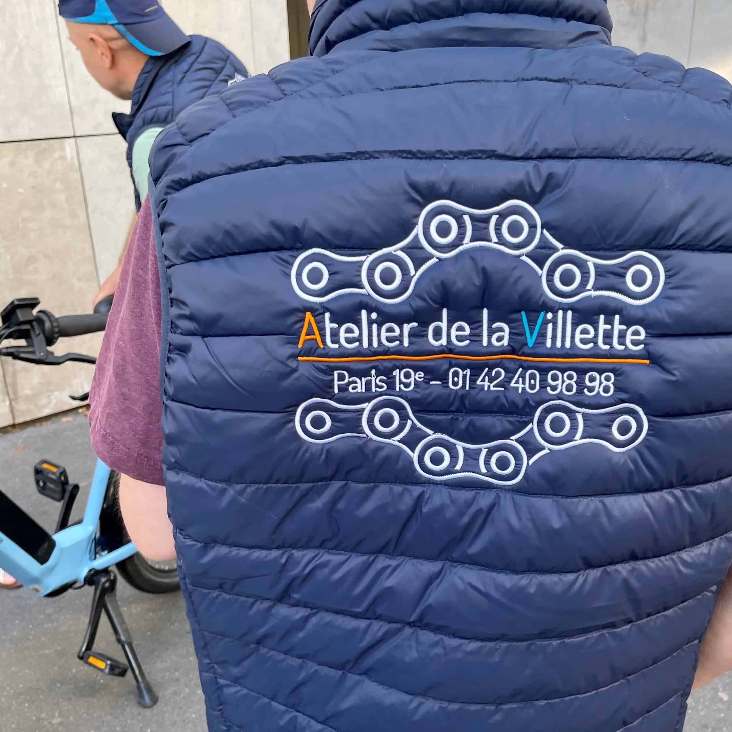 Photo de la doudoune brodée avec le logo Atelier de la Villette pour l'équipe cycles