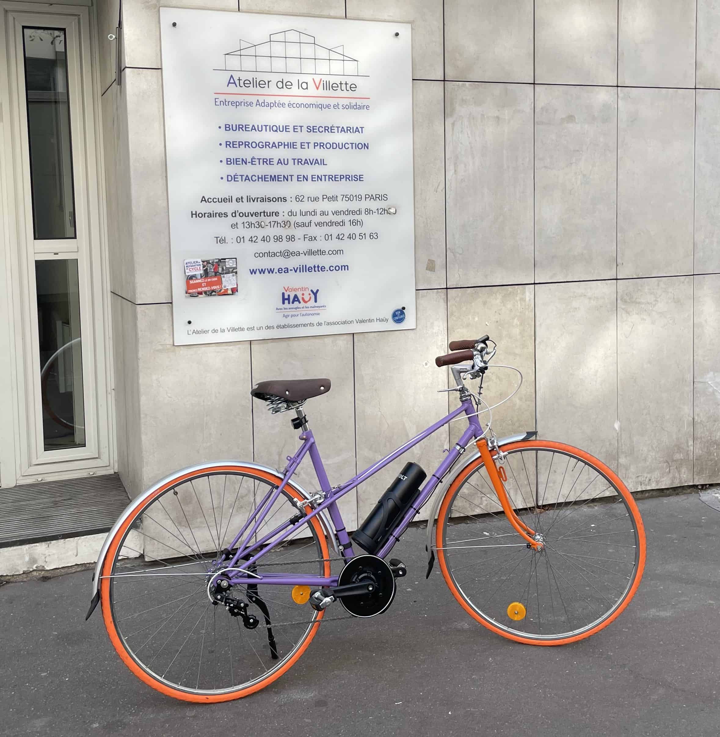 Photo du vélo Raleigh devant entrée Atelier de la Villette