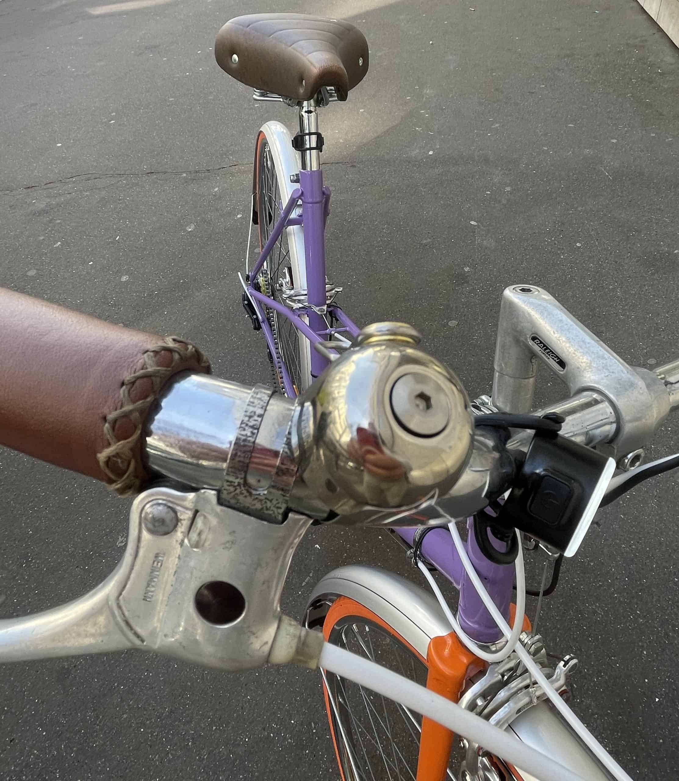 Photo de la sonnette ancienne et selle en cuir du vélo Raleigh