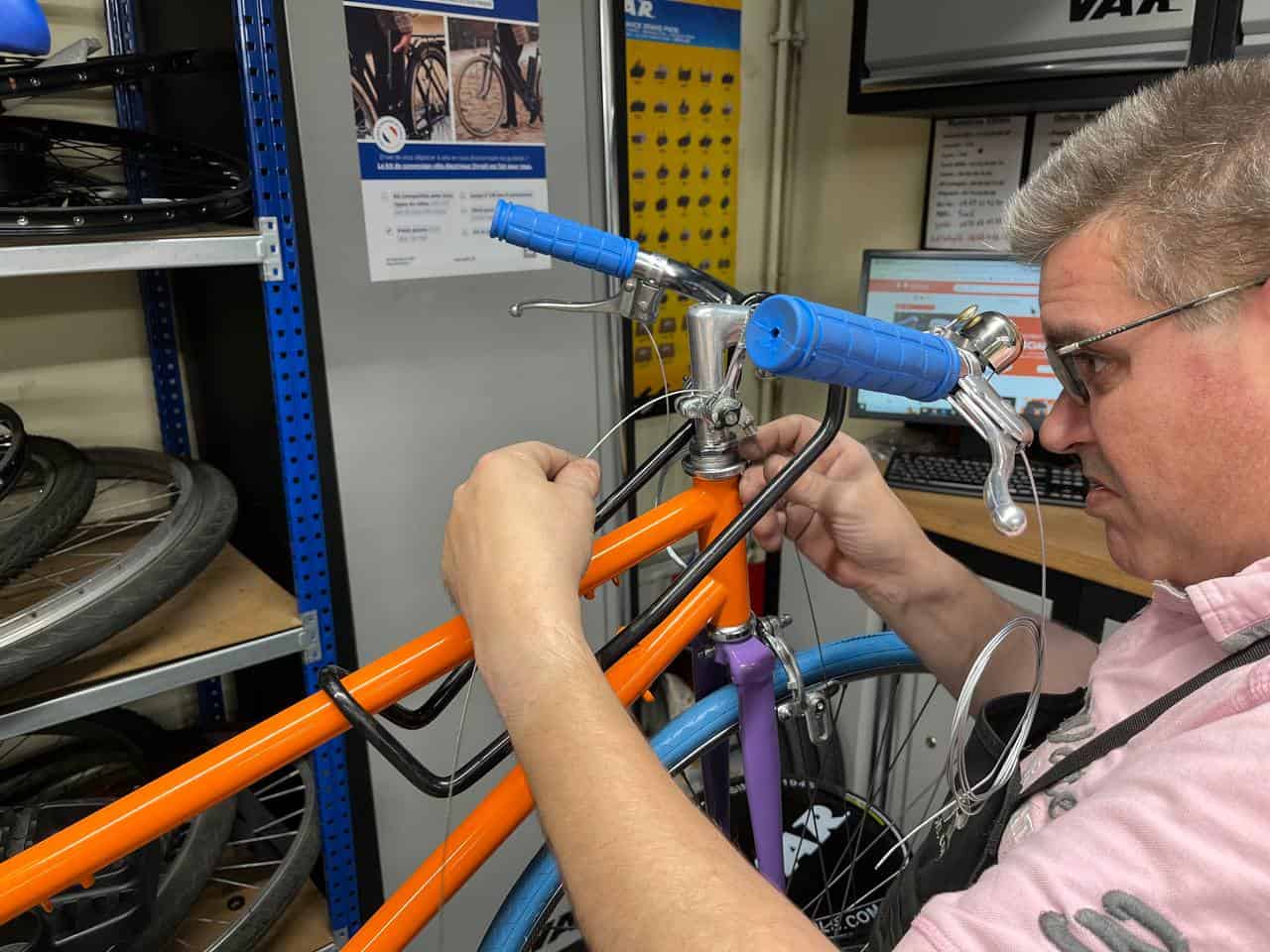 Montage des câbles sur le vélo Guimard restauré