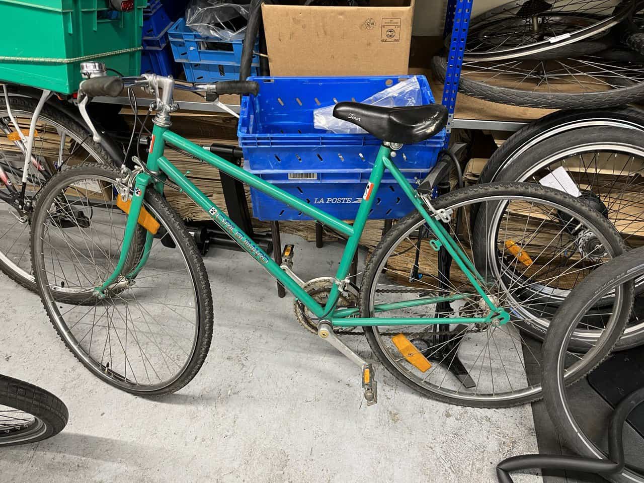 Photo du vélo français Cyrille Guimard a son arrivée à l'atelier de cycles.